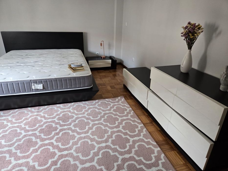 Conjunto Quarto - Cama / Mesas Cabeceira / Colchão / Cómoda