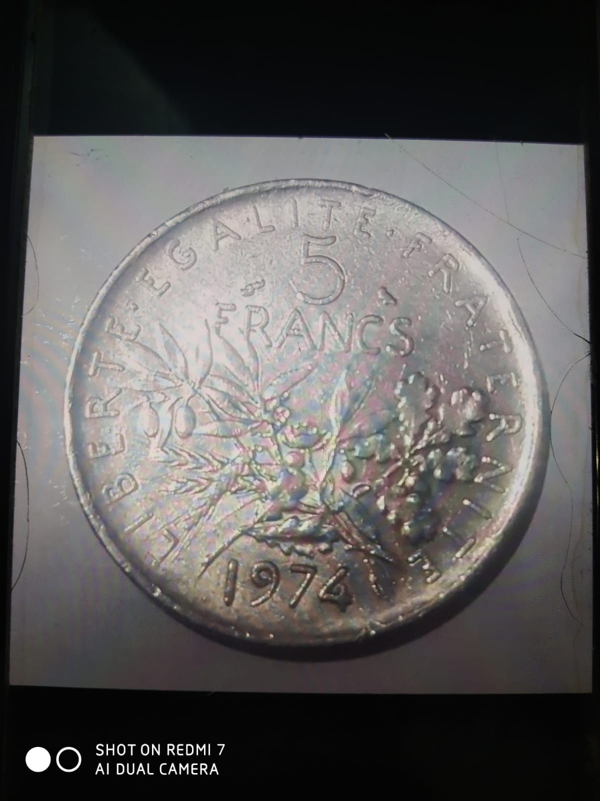 Moedas antigas de 5 francs 1974  e uma de five pouns 2002