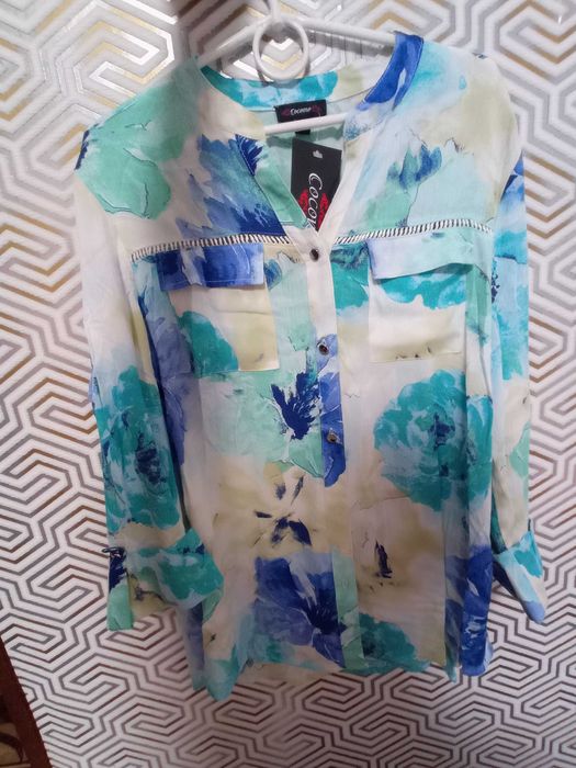 Нова блузка з живописним малюнком