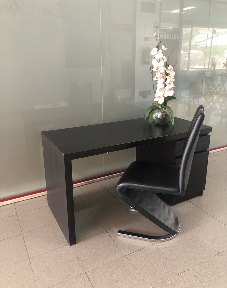 Secretária IKEA + oferta de cadeira