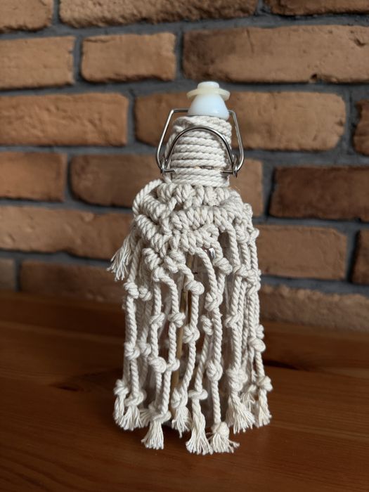 Mała butelka ozdoba ze sznurka w stylu boho z korkiem