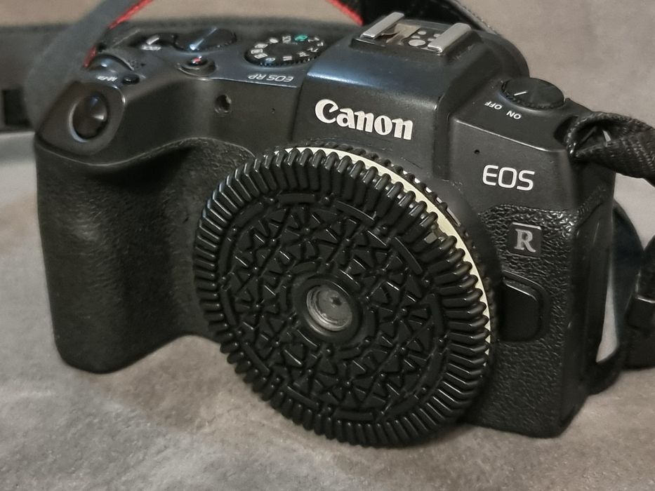 Canon EOS RP з адаптером EF-EOS R, обєктивом-заглушкою.