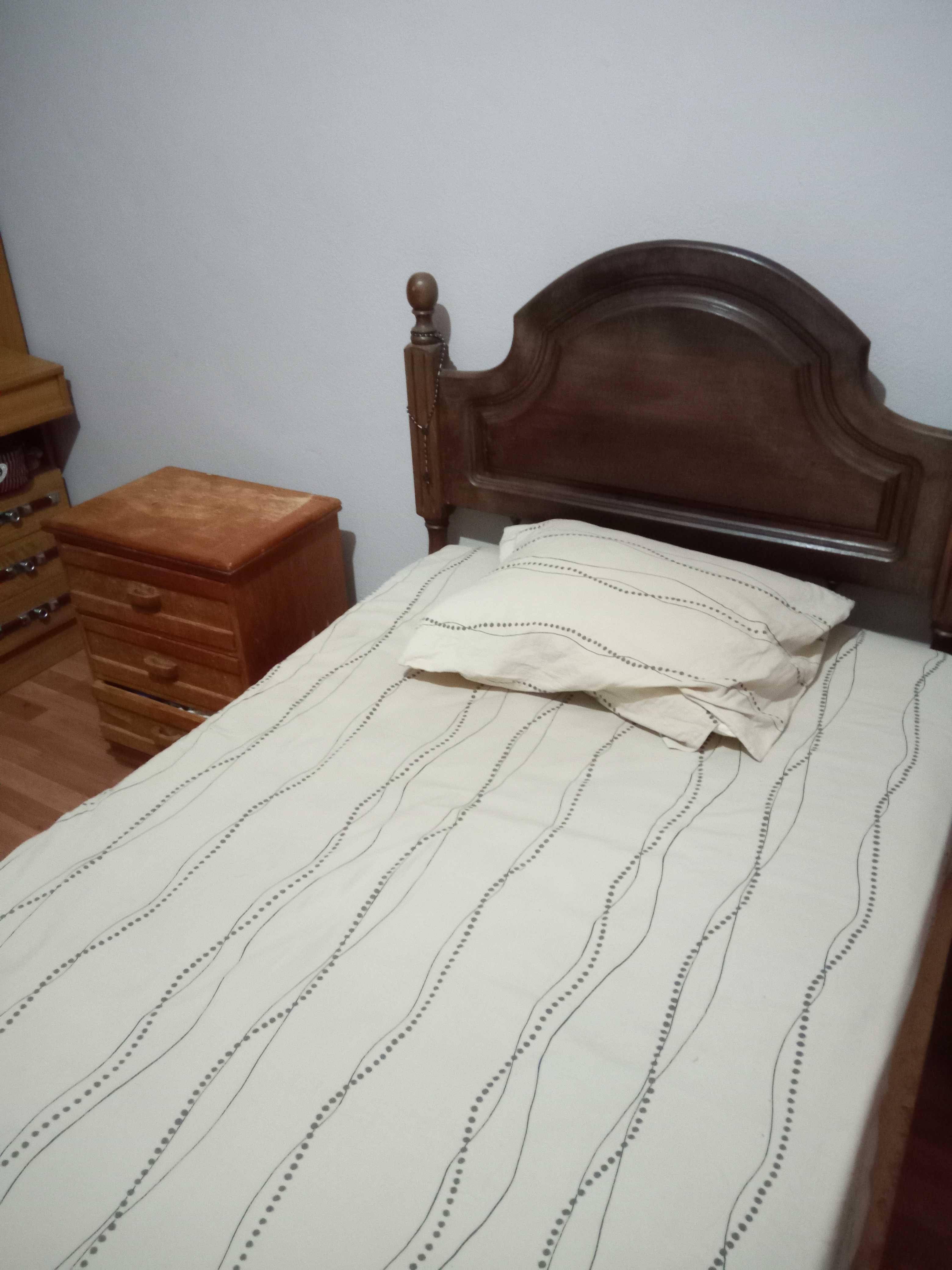 Cama solteiro + mesinhas de cabeceira