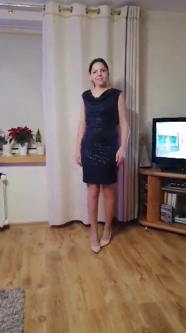 Dopasowana sukienka z połyskującego materiały