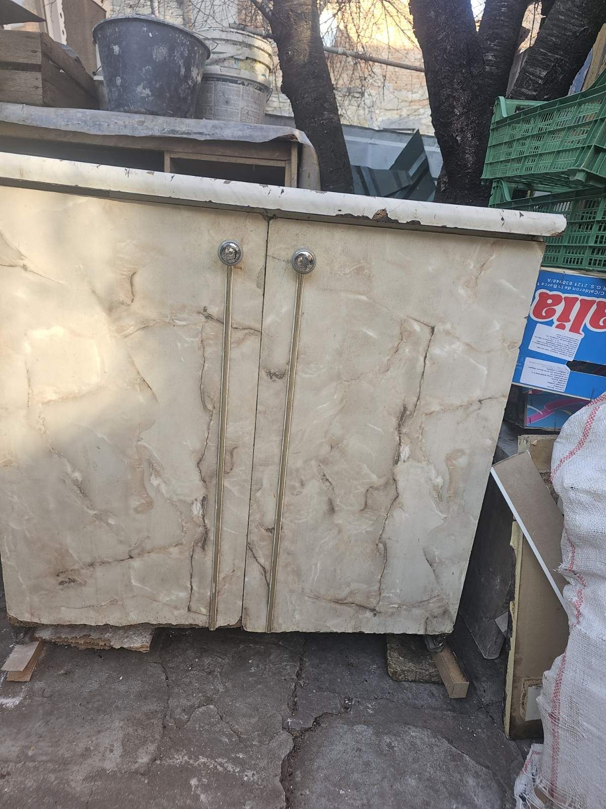 Продам тумбочку під реставрацію