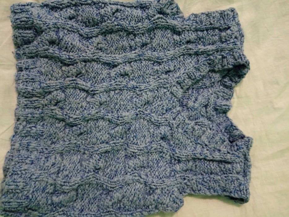 Тепла в`язана жилетка для дівчинки