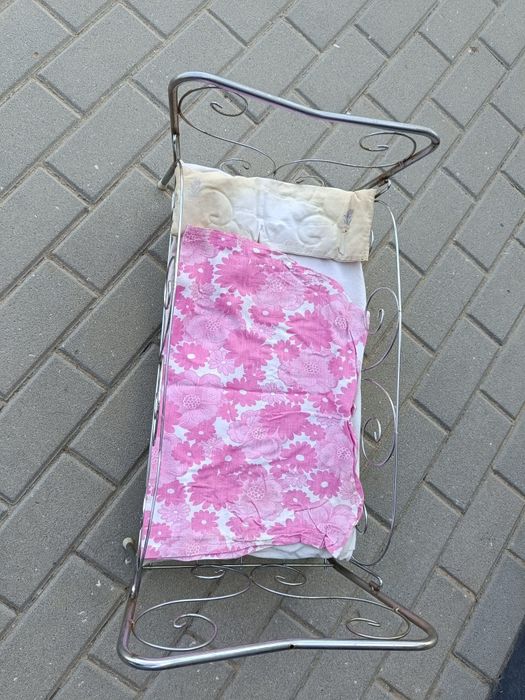 Cama metálica com colcha