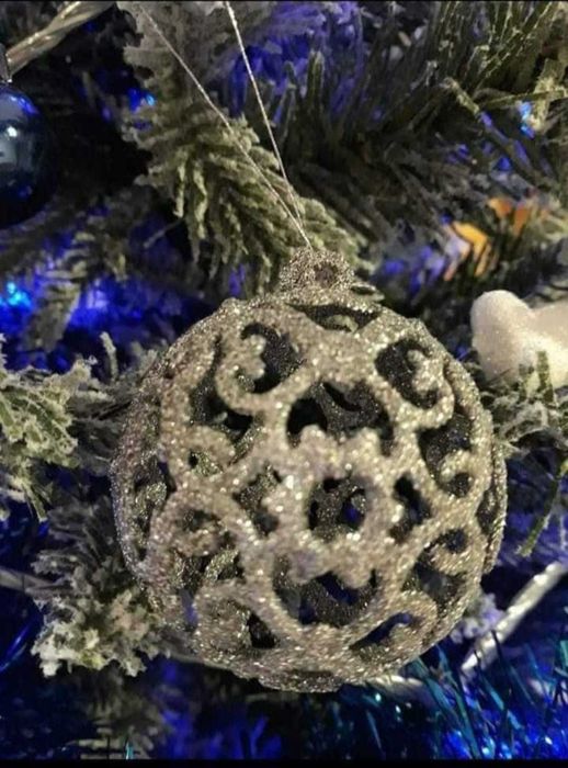 Árvore de natal com ornamentação incluída em óptimo estado
