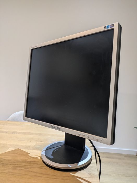Monitor Samsung 940T – 19 cali, sprawny, dobry stan
