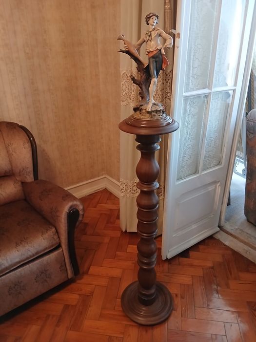 Estatueta de porcelana mais coluna de madeira
