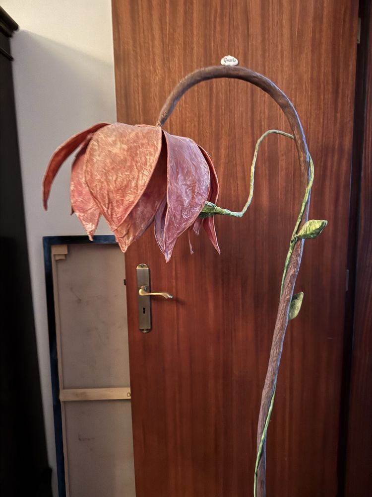 Cadeeiro de pe em flor
