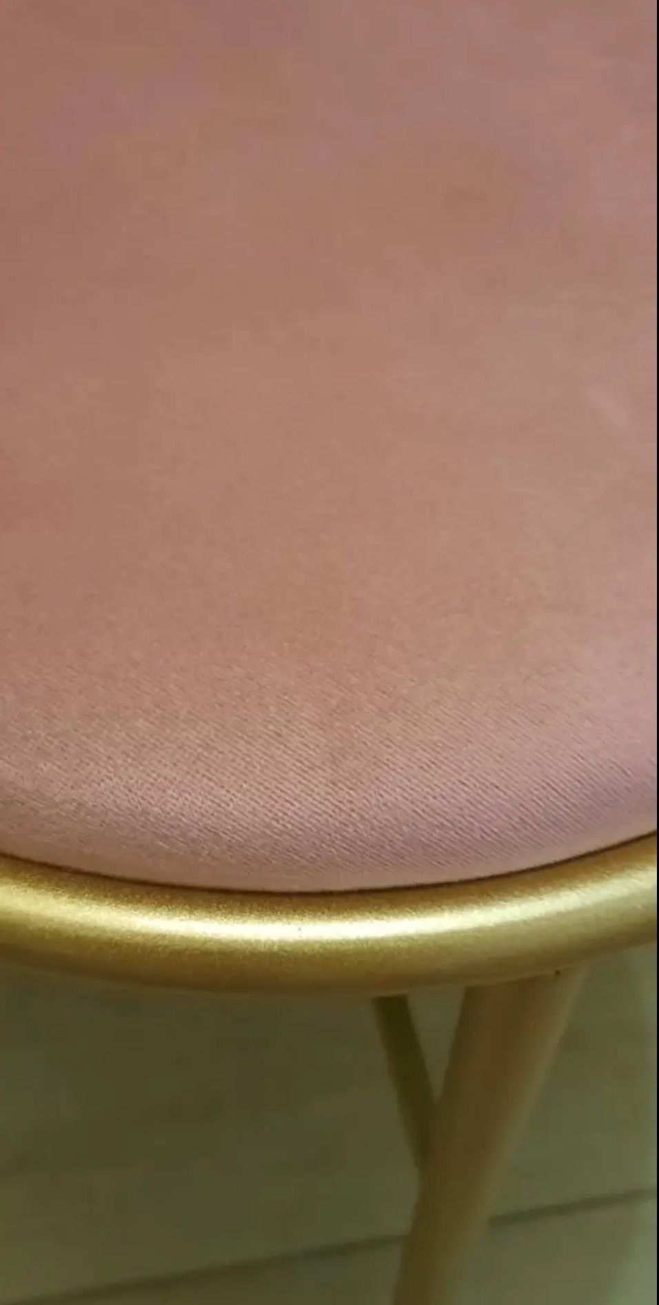 Złote krzesło z różowym obiciem eleganckie romantyczne metalowe