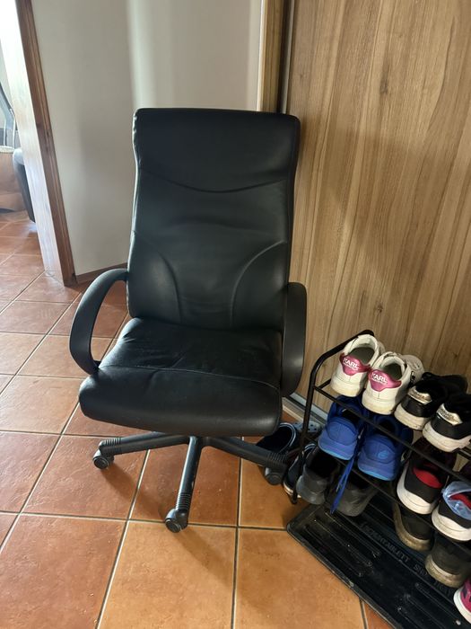 Czarny skórzany fotel