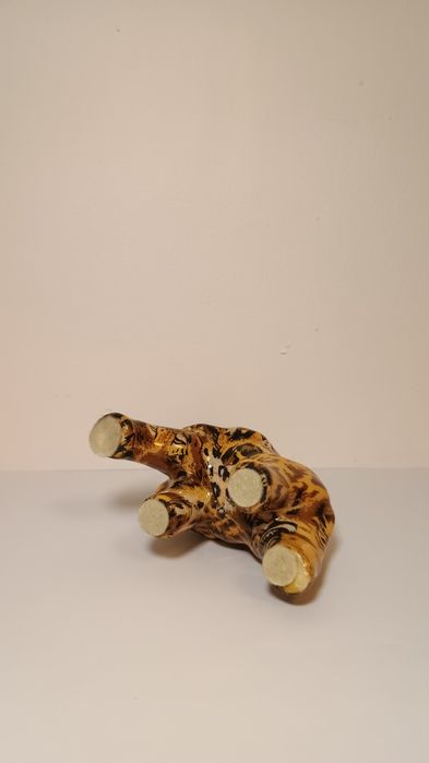 Ceramiczny słoń z podniesioną trąbą, afrykański design