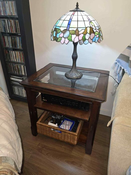 Mesa em madeira solida de canto quadrada com cesto em vime
