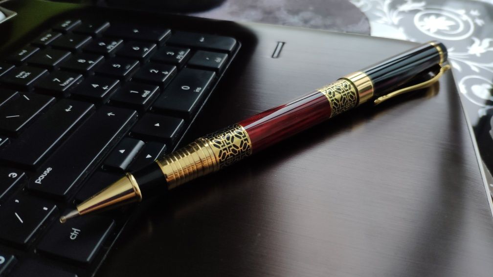 Металическая шариковая ручка под золото с вставкой под красное дерево