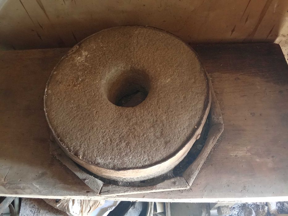 Продаються раритетні, українські жорна