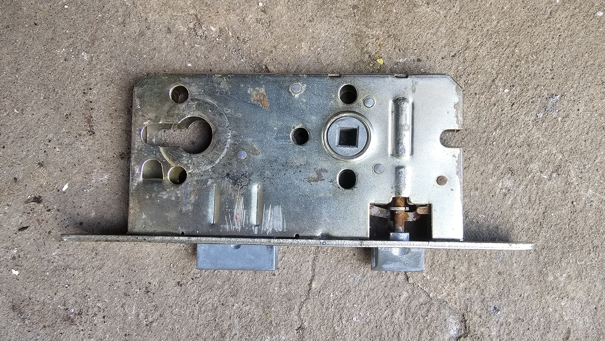 Zamek do drzwi wpuszczany Lob Z75B