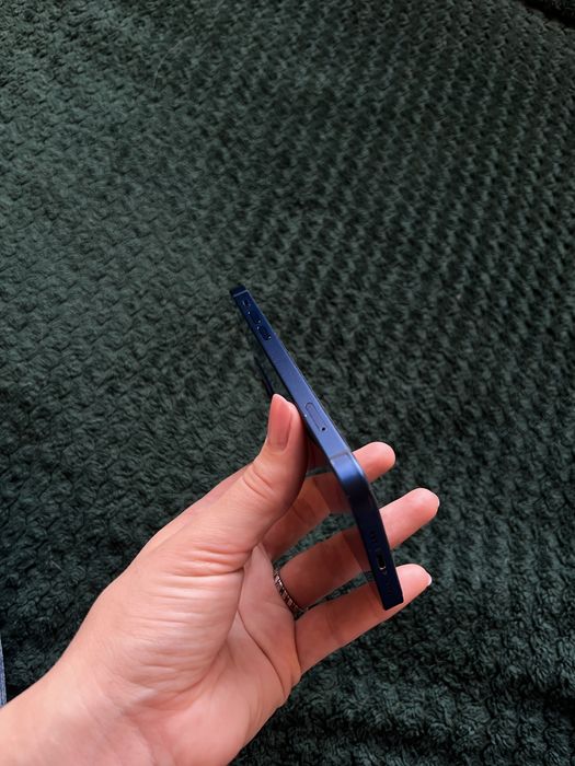 iPhone 12 на 64 ГБ синій