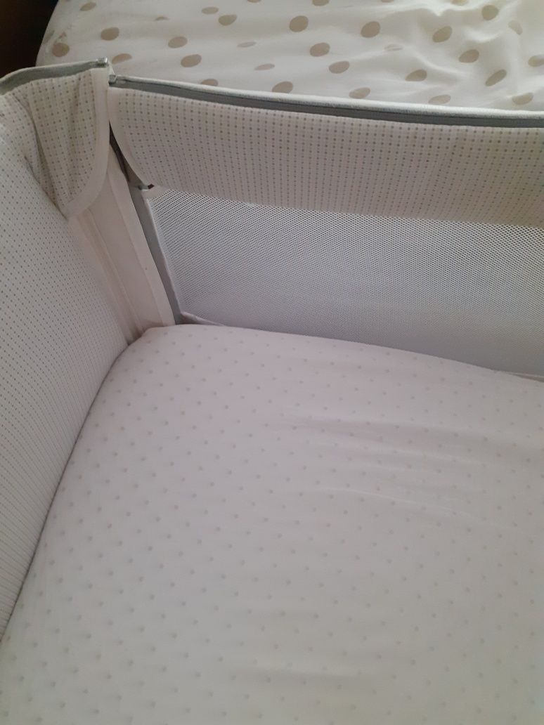 Berço Chicco Next2me / Next to me e conjunto de roupa de cama