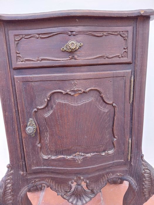 duas mesas de cabeceira estilo D. João V