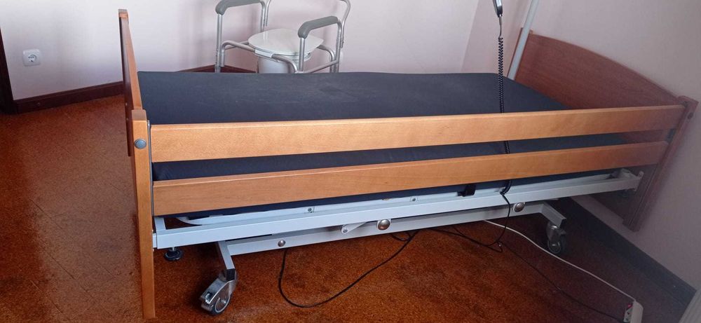 Cama Articulada Elétrica + Cadeira de Sala de Banho com apoio de braço