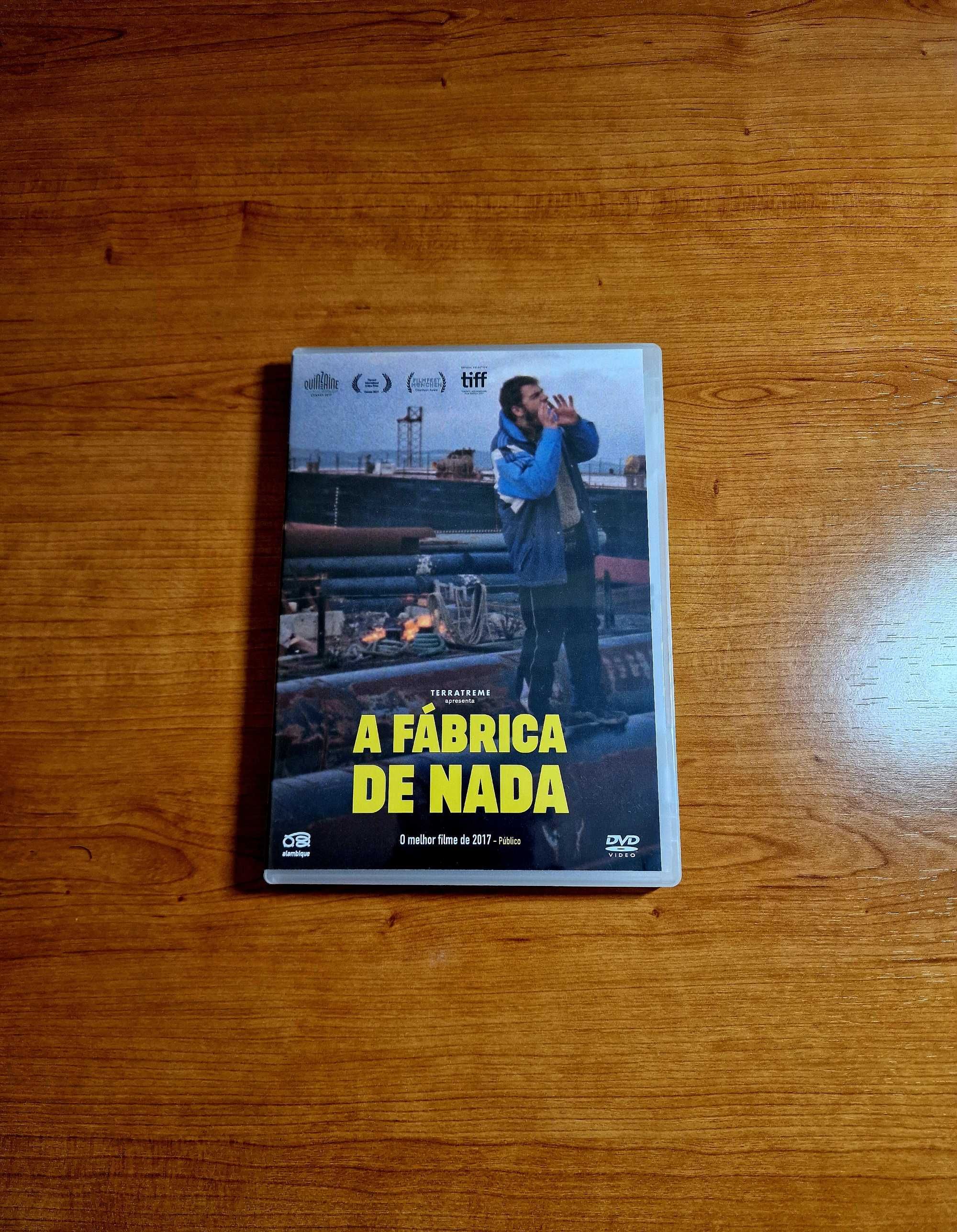 A FÁBRICA DE NADA (de Pedro Pinho com José Smith Vargas/Carla Galvão)