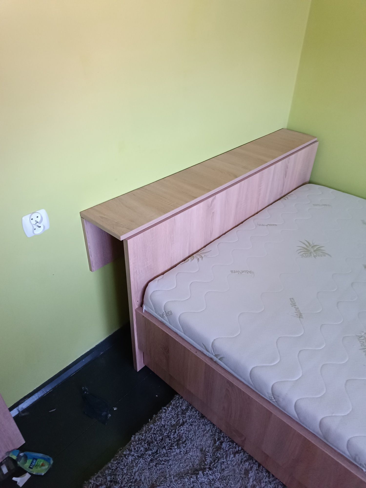 Sprzedam łóżko z materacem (robione przez stolarza)+ półka wisząca