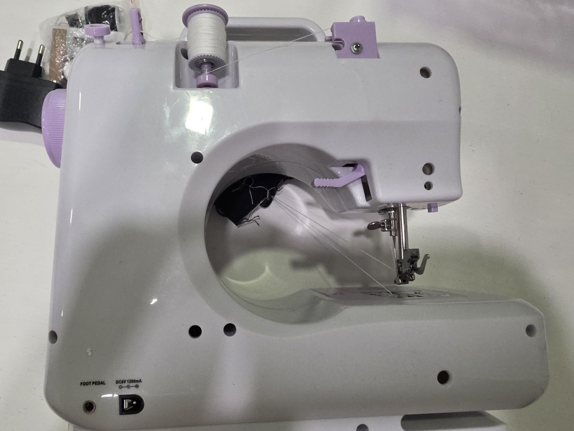 Máquina de costura portátil, nova. 
Ideal para pequenos reparos. 
- Le