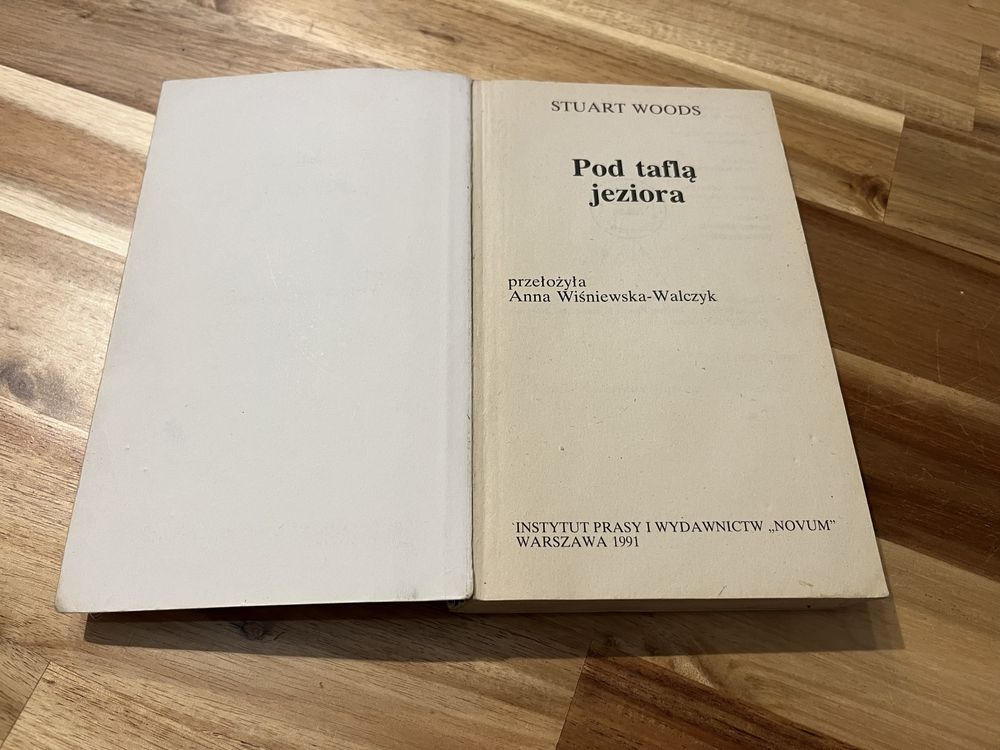 Pod taflą jeziora Stuart Woods