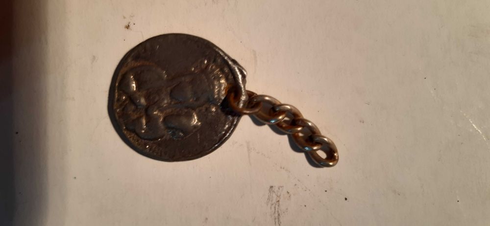 stare dewocjonalia , wisiorki świetych i krzyżyk pamiątka prl