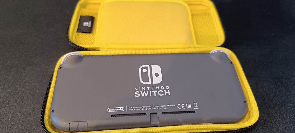 Nintendo Switch lite + gra pokemon let's go pikachu