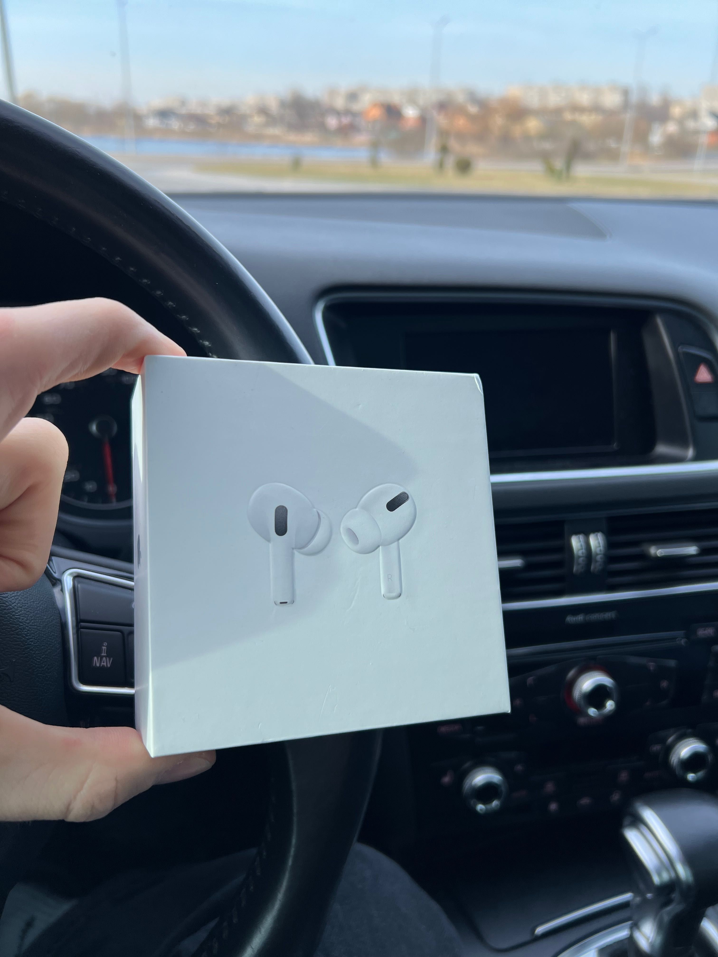 Продам наушники Apple AirPods Pro