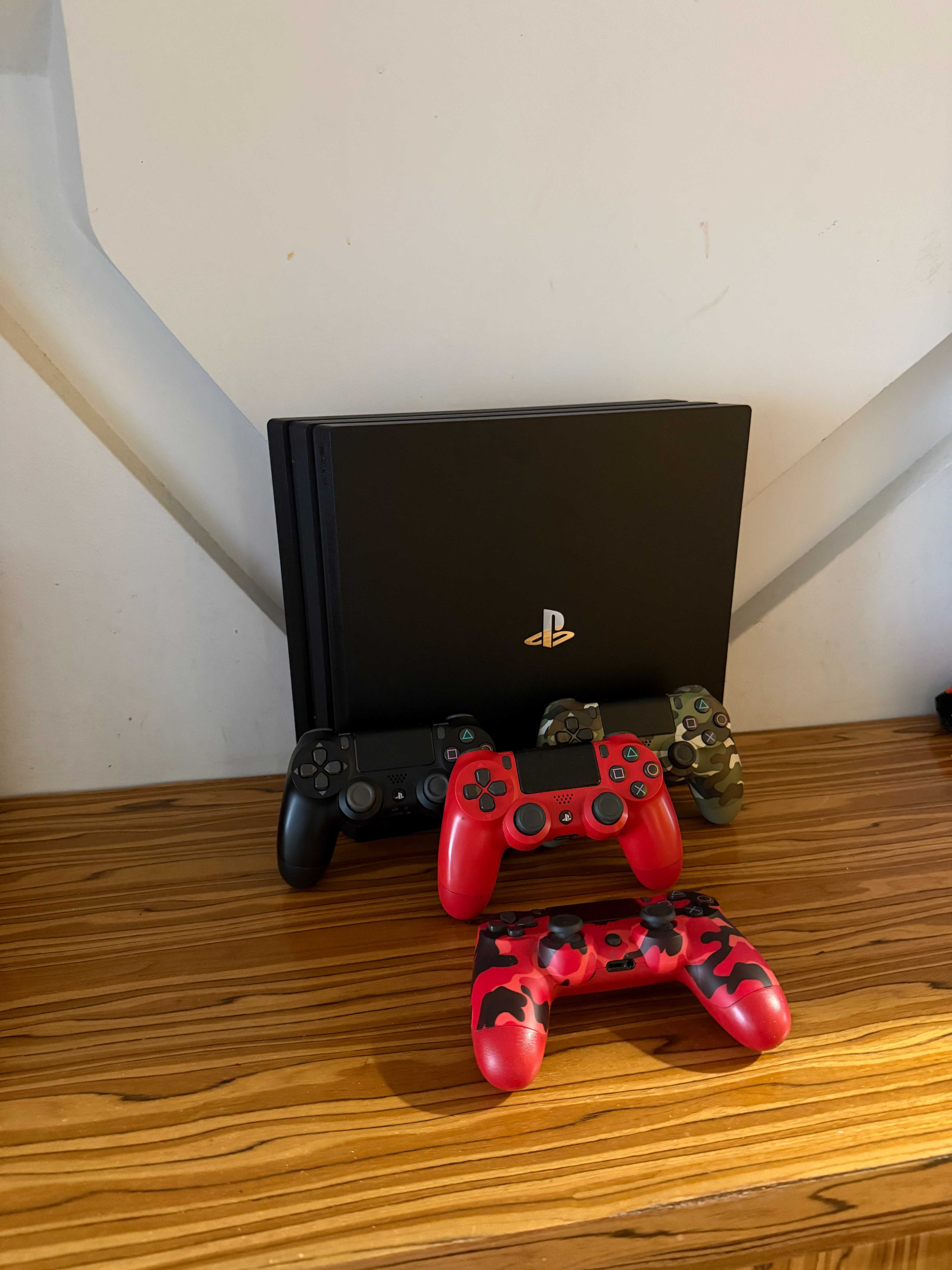[PS4] Konsola PlayStation 4 Pro 1TB (CUH-7216B) + 4 Pady