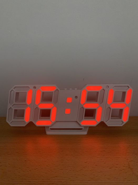 LEDowy zegar ścienny 3D z czerwonym podświetleniem
