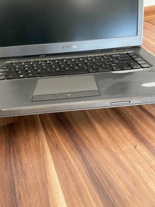 Laptop Dell Vostro  15.6 cali. Uszkodzony z ładowarką.
