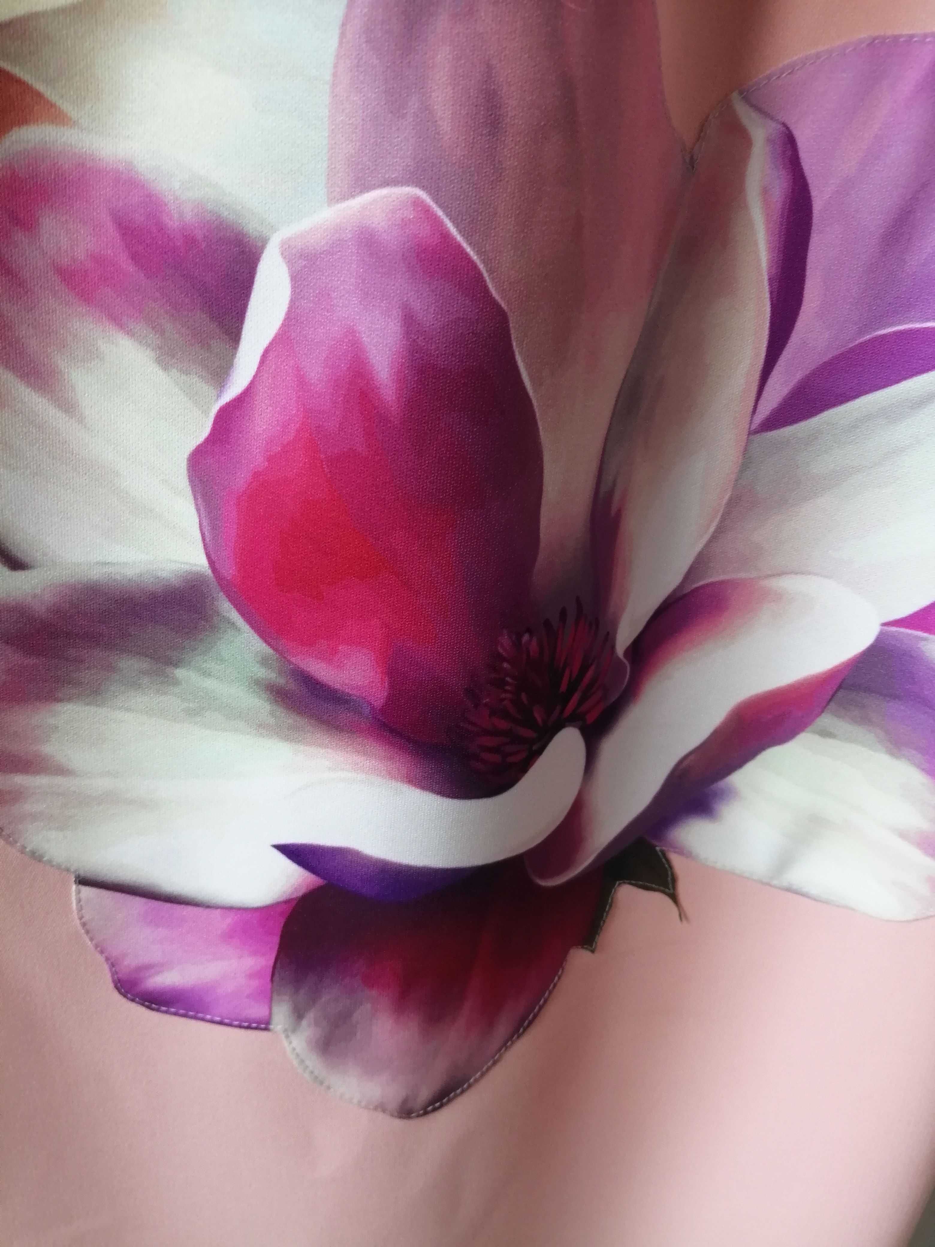 Sukienka z krótkim rękawem w kolorze morelowym z  kwiatami magnolii.