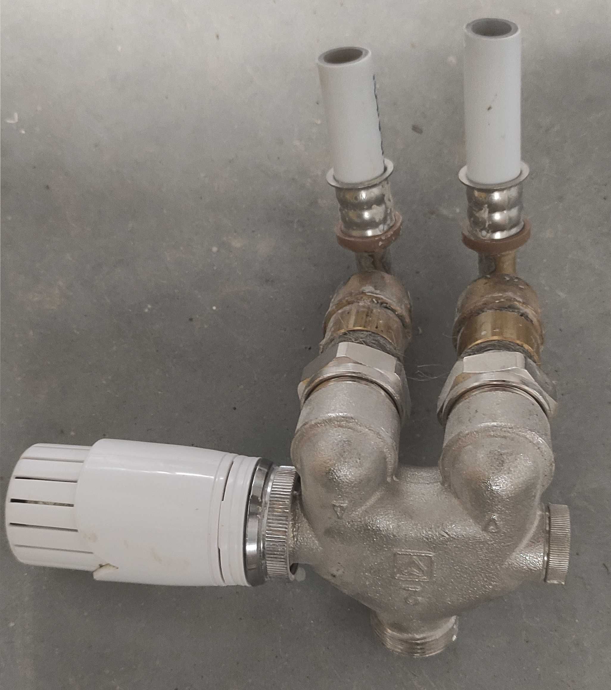 Zawór 4-drogowy kątowy prawy z głowicą termostatyczną Schlosser