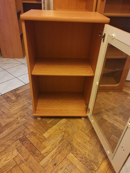 Szafka mała stojąca przeszklona