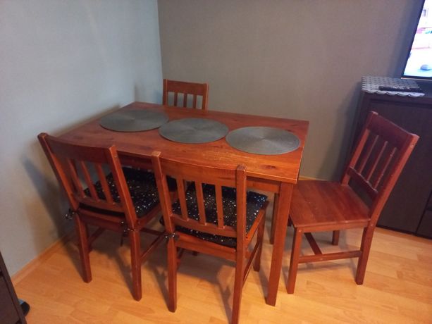 Zestaw stół + 4 krzesła JYSK