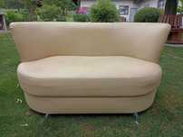 Elegancka kanapa ekoskóra w dobrym stanie 133-145cm jasna beżowa
