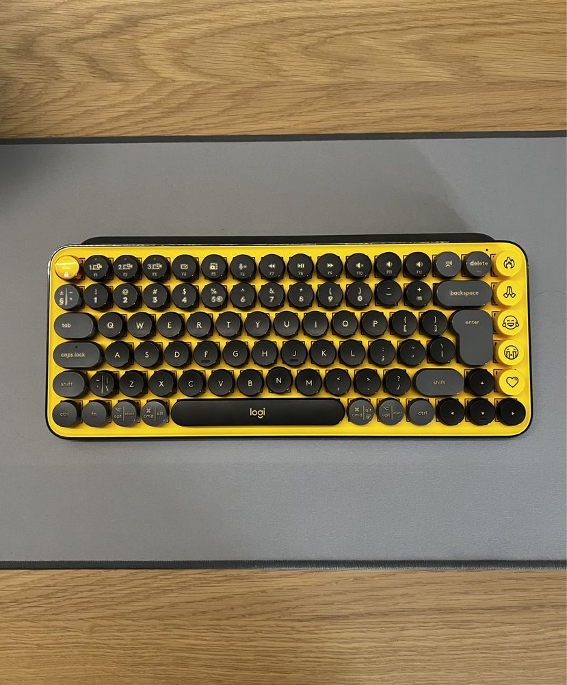 Logi keypops w dorbym stanie + keycaps + etui