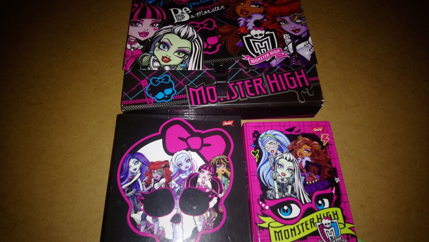 Segregatory 2 sztuki + teczka na obrazki Monster High