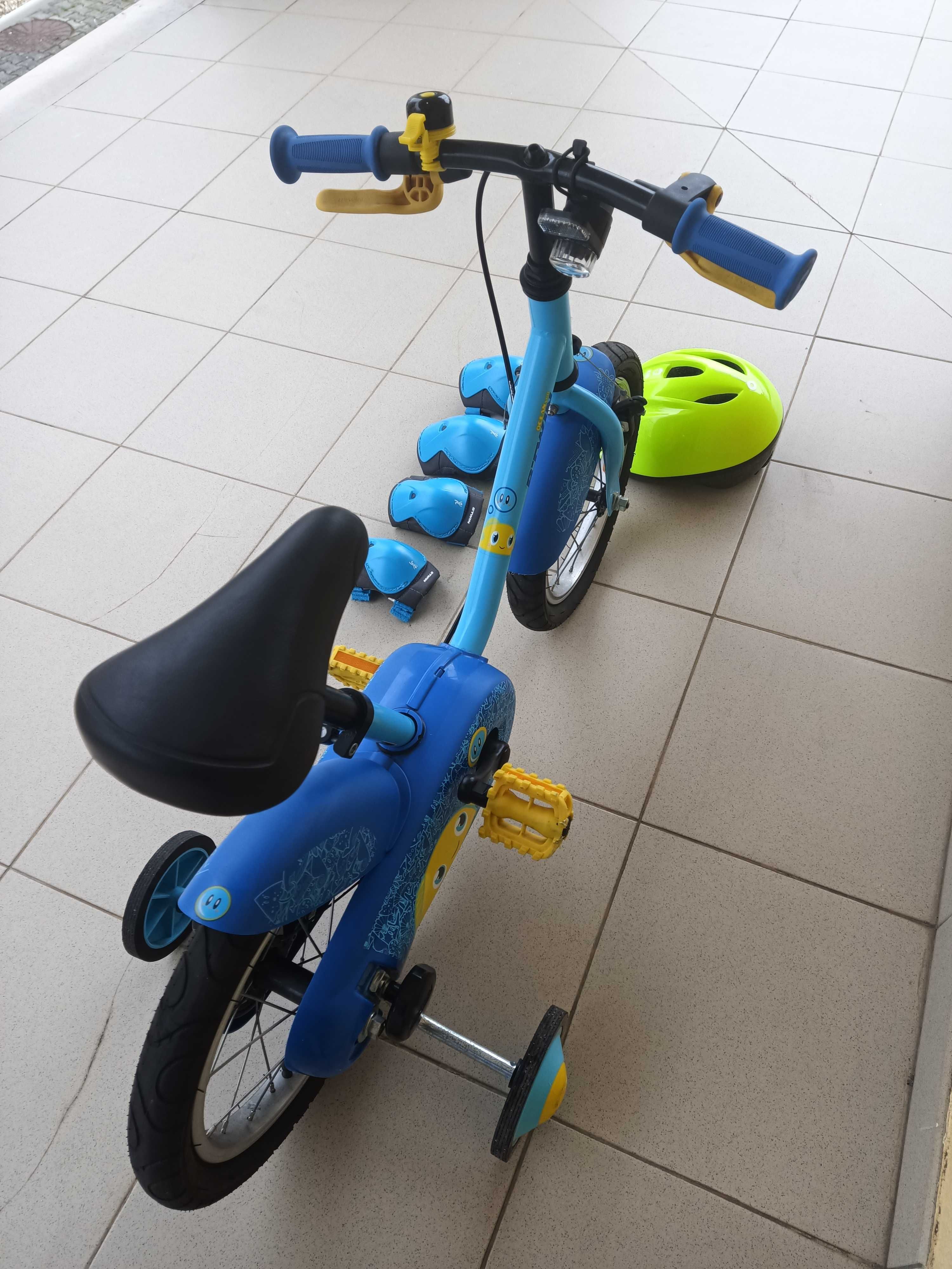 Conjunto de bicicleta de aprendizagem, capacetes e proteções