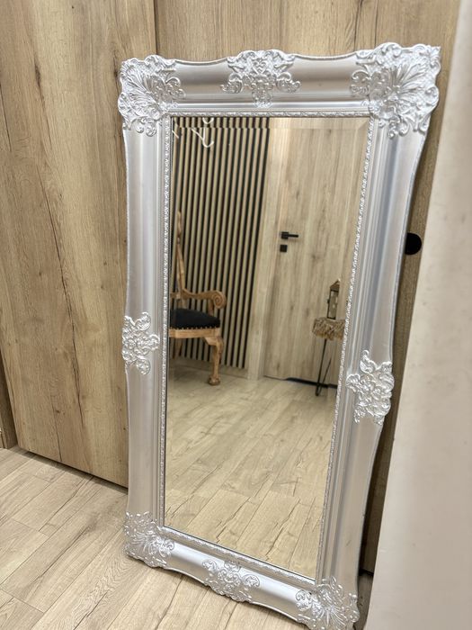 Srebrne lustro ścienne o klasycznym, eleganckim wygladzie