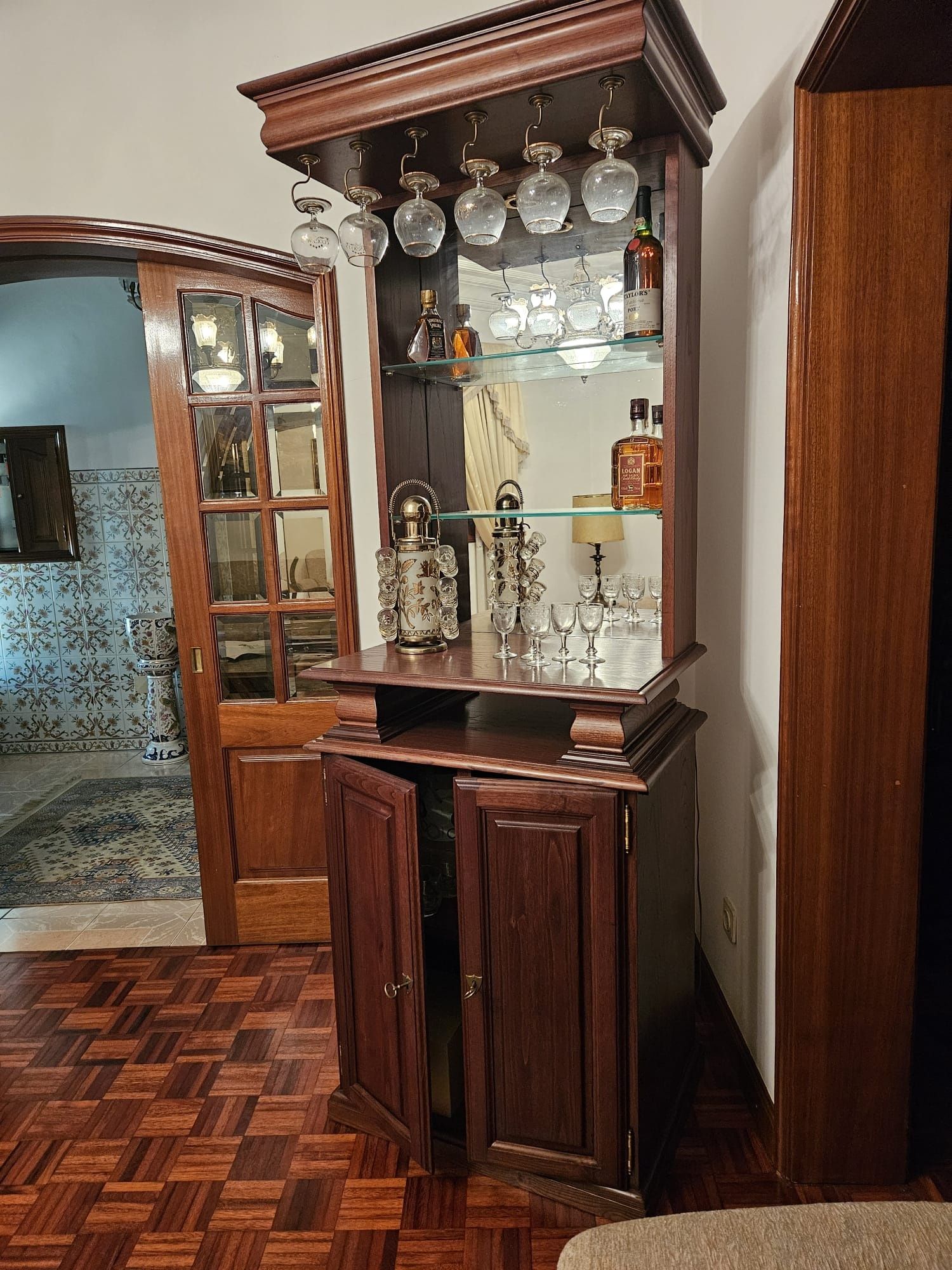 Movel sala TV e Som e pequeno bar com iluminação