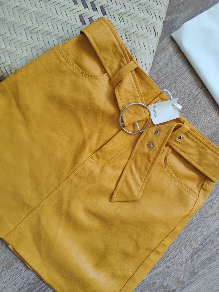 Musztardowa spódniczka skórzana Bershka nowa spódnica mini z paskiem