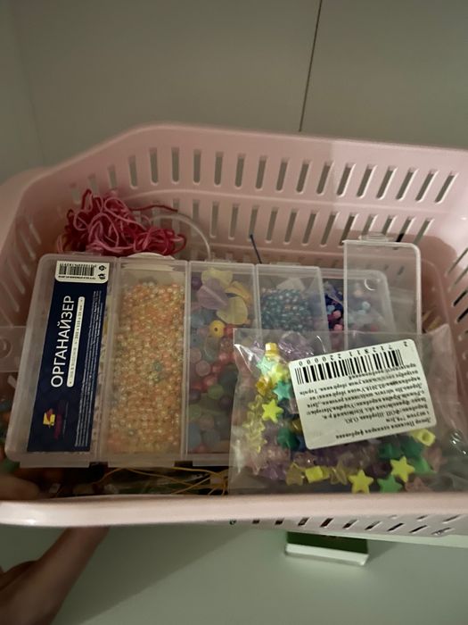 Бисер,бусины,резинки для плетения и готовые изделия положу в подарок.