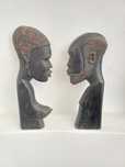 Estátuas africanas em madeira de pau preto com figuras humanas