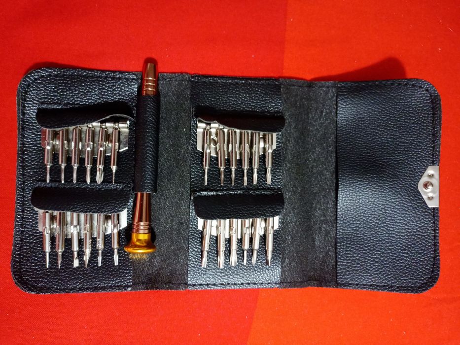 Набір міні викруток для ремотта телефона.